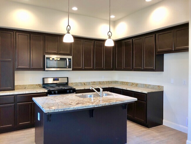 Foto del edificio - $2,250 Bullard & West, 2 Bedroom + Office ...
