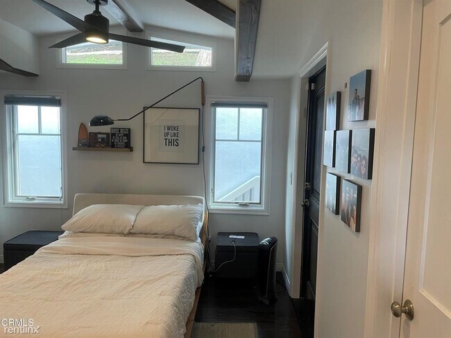Foto del edificio - 2 br, 2.5 bath House - 23814 Muholland Hwy...