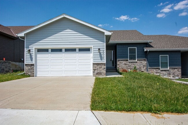 Building Photo - Gorgeous 3 Bedroom / 3 Bath Town Home in B...