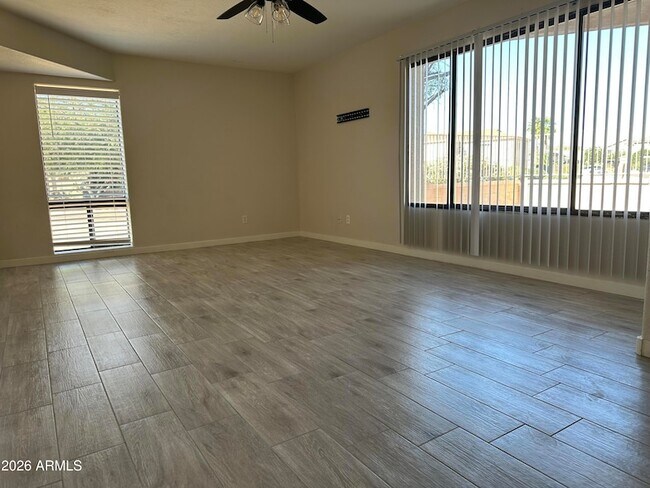 Foto del edificio - 15650 N 19th Ave