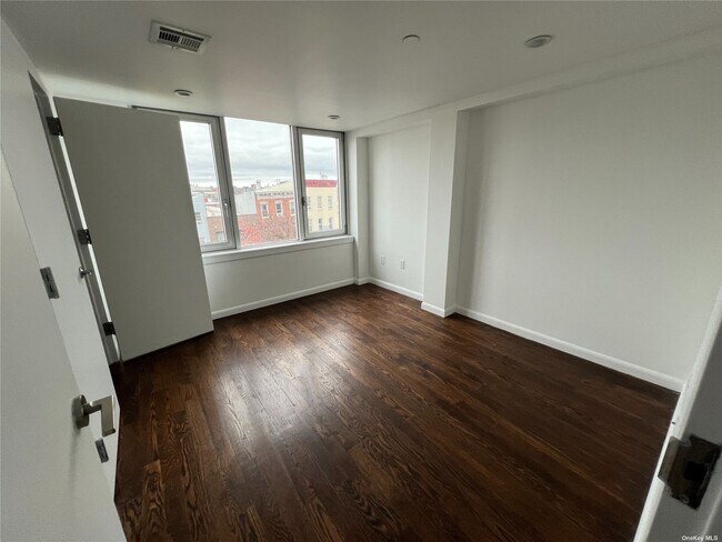 Foto del edificio - 293 McGuinness Blvd