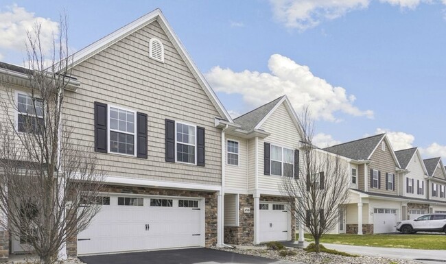 Building Photo - 4743 Lakeside Dr