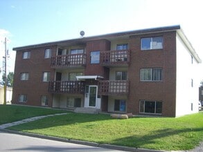 Building Photo - 733 44 Av NW