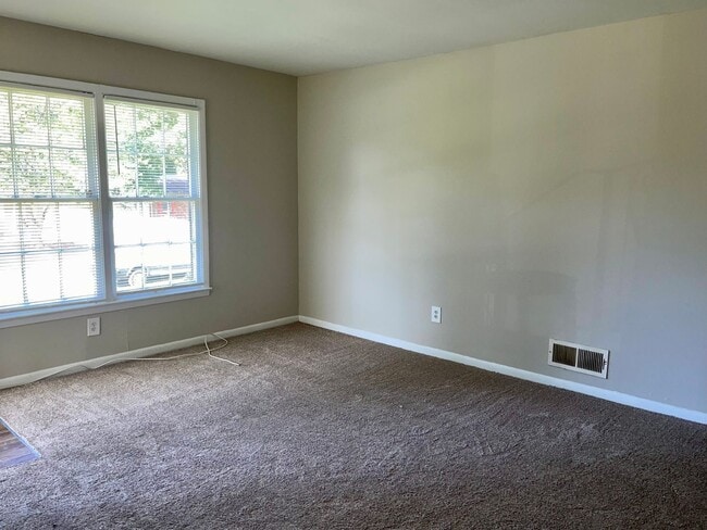 Building Photo - Amazing Deal On This 4 Bedroom/1.5 Bath Br...