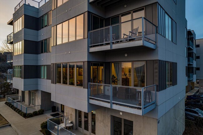 Building Photo - 411 Fairpoint St