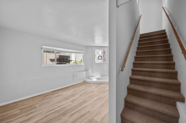 sala de estar y escalera - 3525 N Poinsettia Ave