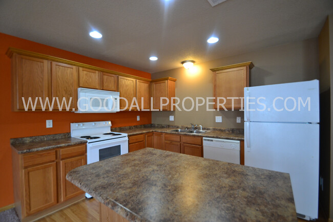 Foto del edificio - 2 Bedroom, 2 Bath Townhome in Pleasant Hill