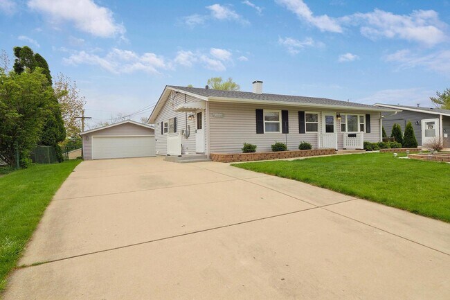 Building Photo - 121 Elm Ln