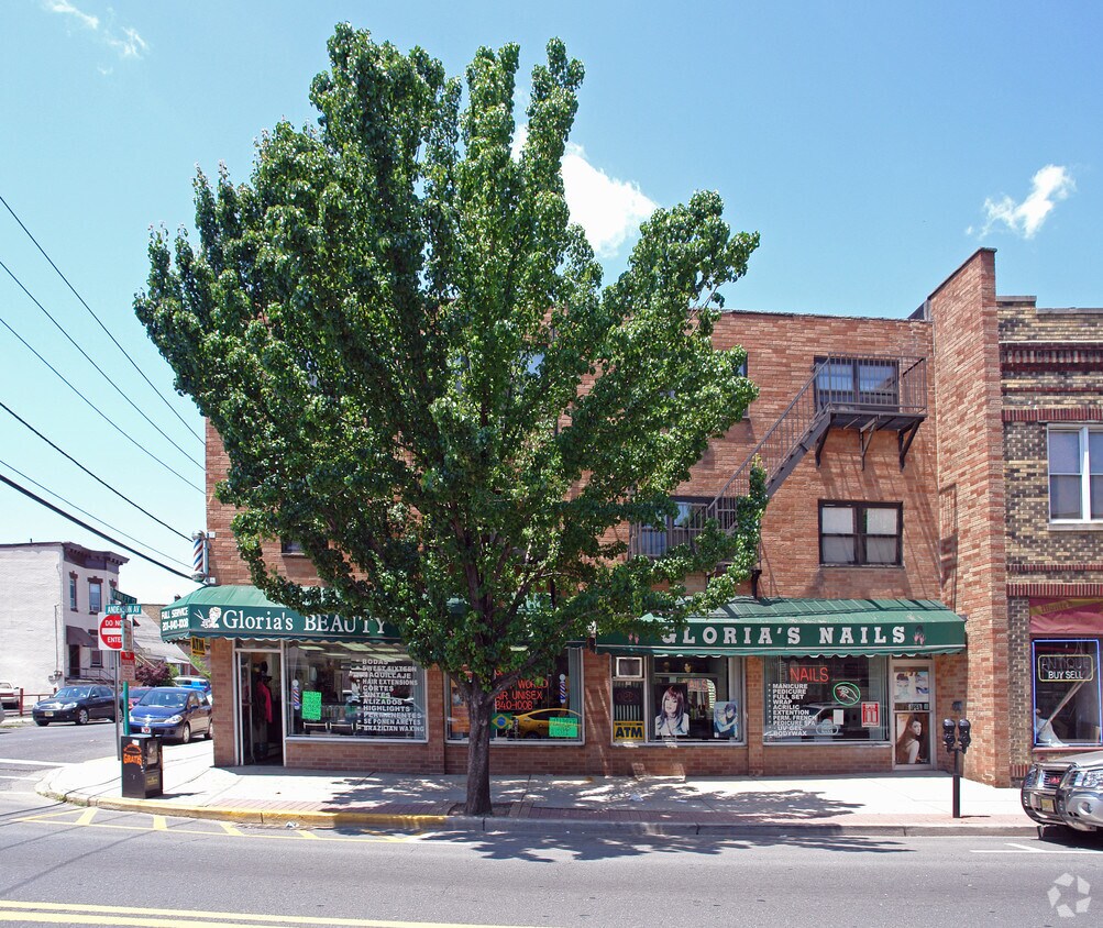 Building Photo - 131 Anderson Ave