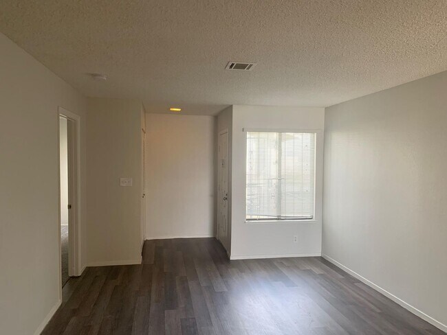 Foto del edificio - 2 Bed Condo