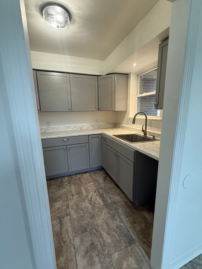 Building Photo - 301 W 39th St