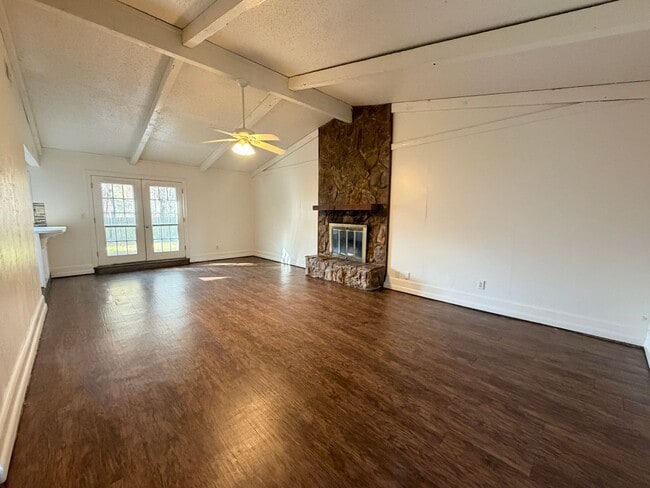 Foto del edificio - Large home ready for tenant....