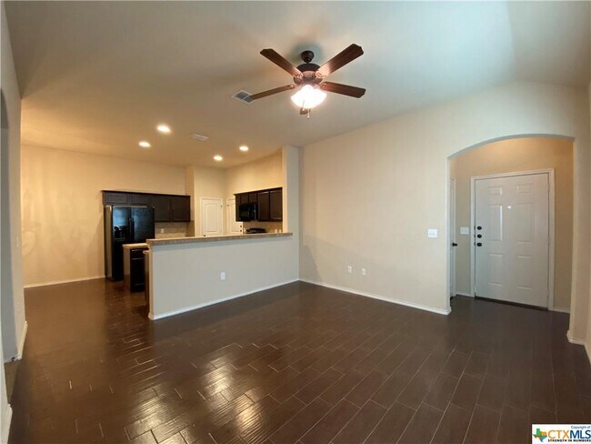 Foto del edificio - 656 Creekside Cir