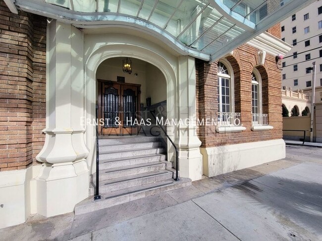 Building Photo - Lovely Jr. 1 bedroom in Historic Building ...