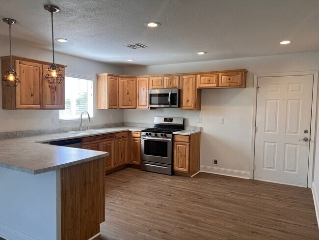 Foto del edificio - 3 Bedroom Home With Large Backyard on West Side