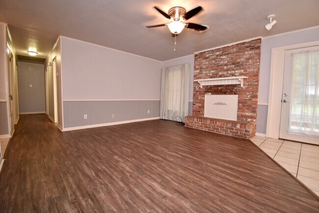Building Photo - Spacious 4 bedroom 3 bathroom home with large yard and 2 car garage