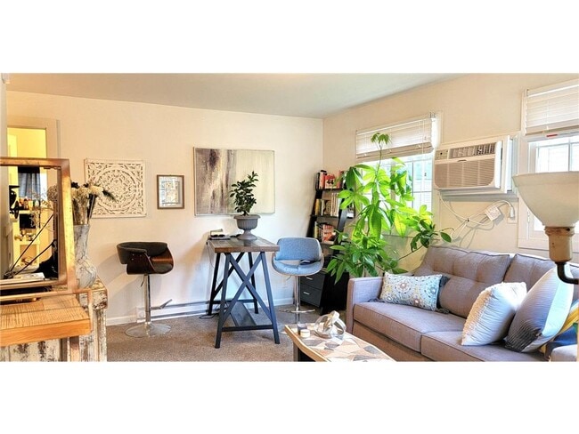 Foto del edificio - 2335 Hemlock Ln N