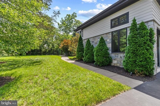 Building Photo - 1513 Oakview Dr