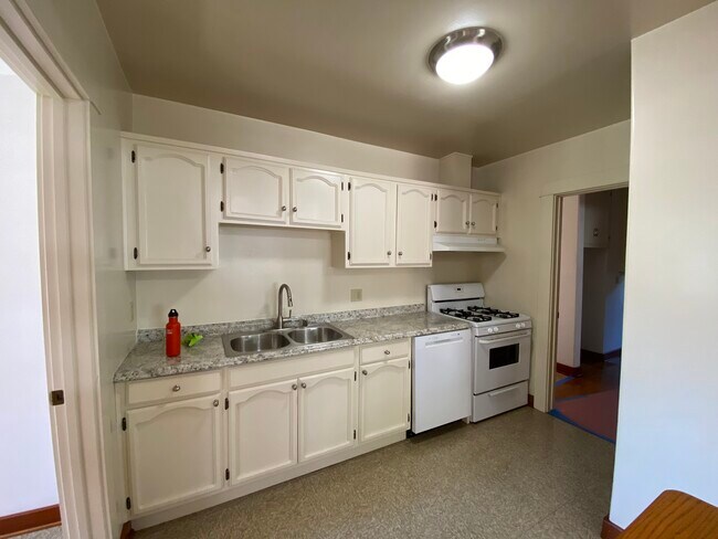 Kitchen - 1555 Lemoyne St