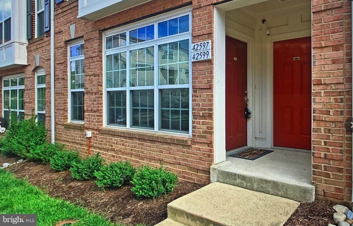 Primary Photo - 42599 Cardinal Trace Terrace