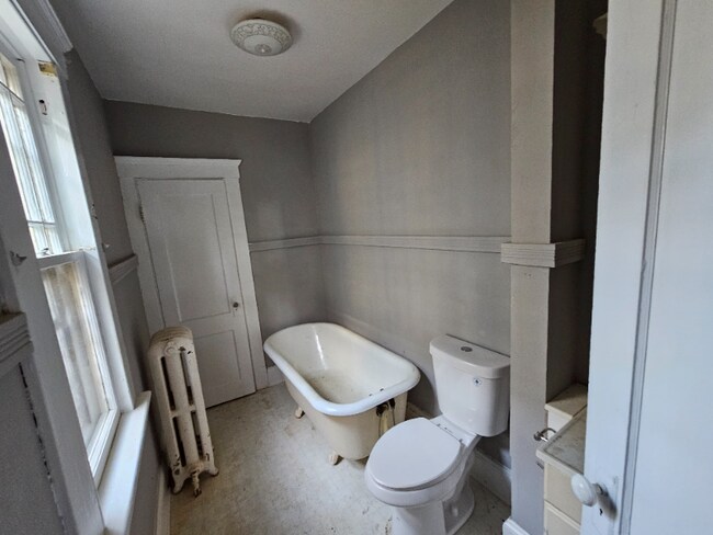 Building Photo - 31 Crescent St