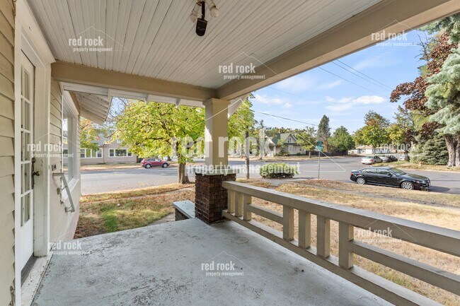Building Photo - 402 E Baldwin Ave