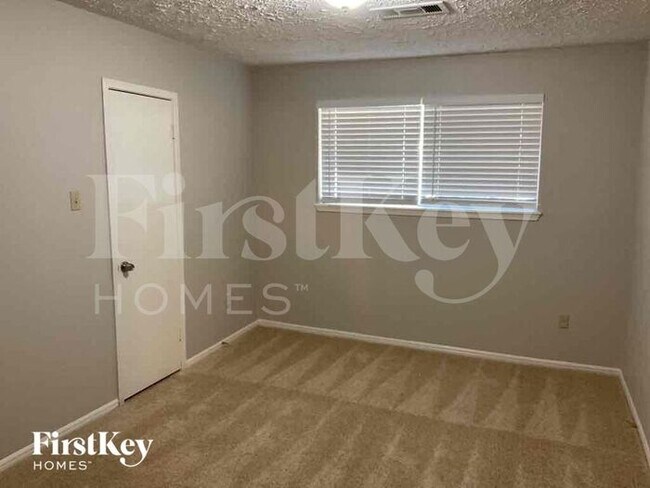 Building Photo - 16911 Memorial Oaks Ln