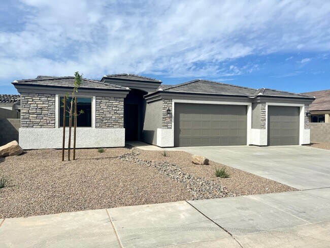 Building Photo - Beautiful 3 Bedroom, 3 Car Garage Home wit...