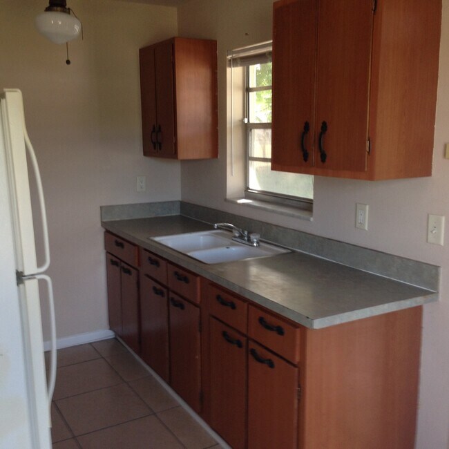 Building Photo - 2 Bed 1 Bath Pet Friendly and only $600 se...