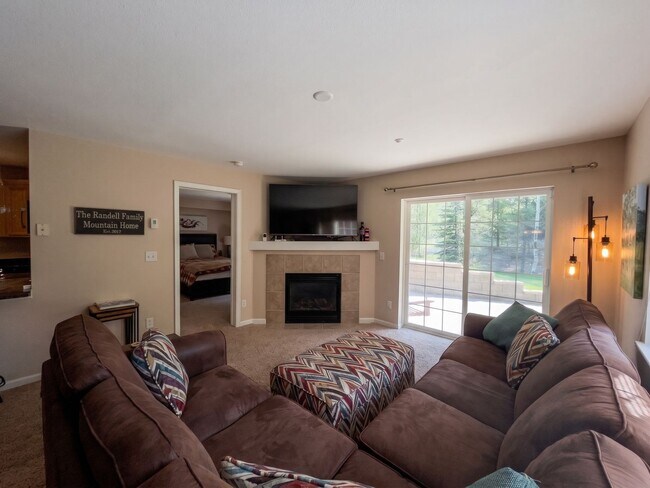 Foto del edificio - Two-Bedroom Condo with Attached Garage, Available Now