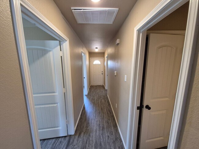 Building Photo - Spacious 3 bedroom home
