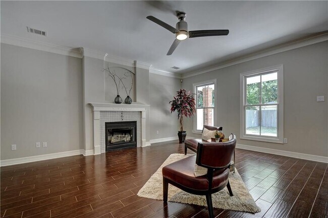 Building Photo - 806 E 46th St