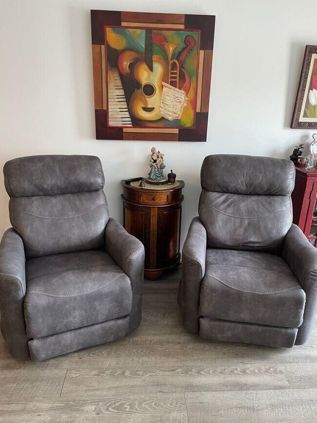 Building Photo - 2052 Cornwall C