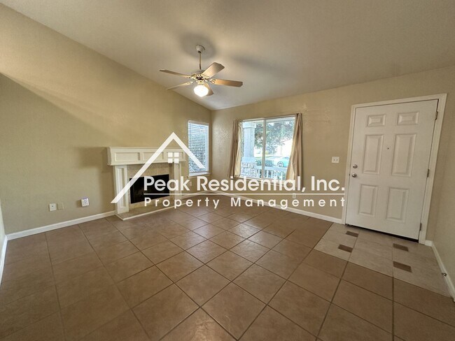 Foto del edificio - Very Nice Roseville 3bd/2ba Home with 2 Ca...