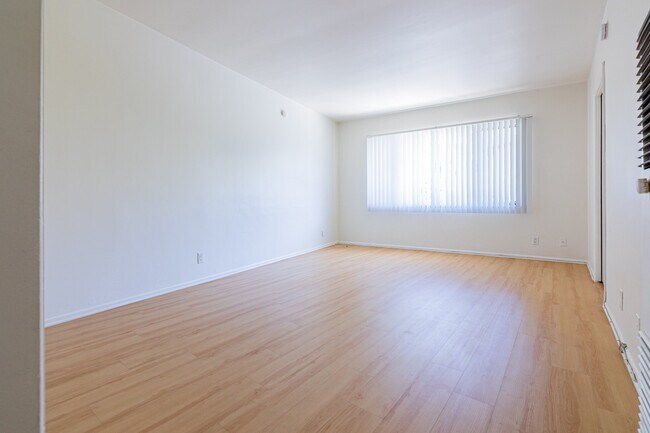 Foto del edificio - 667-669-669 Levering Ave