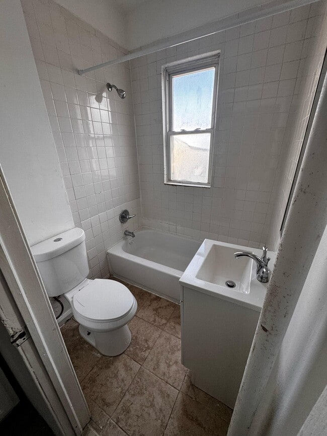 Foto del edificio - 72 Rose Ave