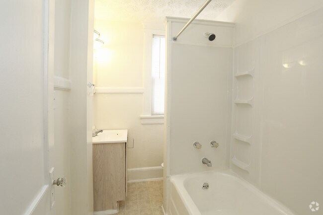 2 hab pequeñas-baño - Landmark Square Apartments