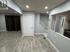 Building Photo - 40 Gladstone Square