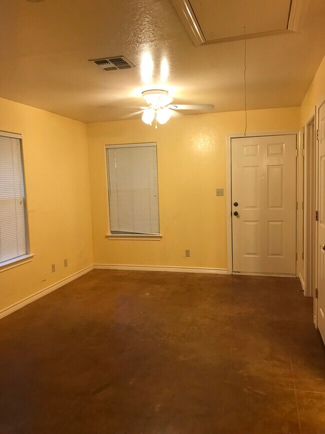 Building Photo - 509 Lone Oak St