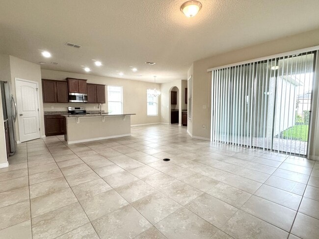Foto del edificio - Large 4/3.5 Home located in Waterleigh! Do...
