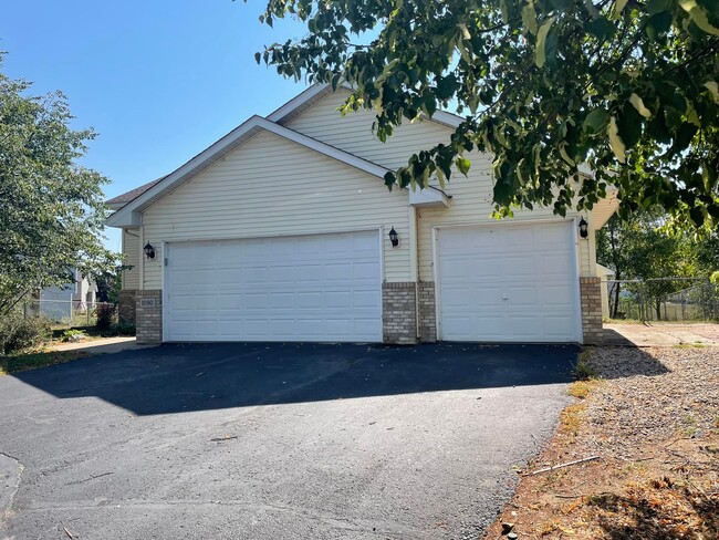 3 car garage, fenced in yard - 1090 Kilbirnie Rd