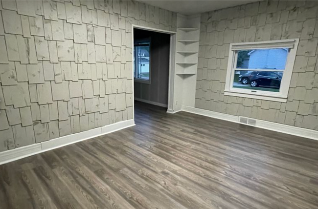 Building Photo - Spacious 4-Bed Home with 2-Car Garage & Backyard in the Heart of Onalaska!