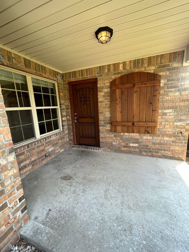 Foto del edificio - RENT READY! Super nice 3 bed 2 bath duplex...