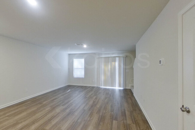Building Photo - 350 Ironwood Ct