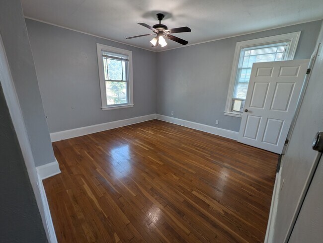 Sala de estar de 14' x 13' - 3404 Baltimore Ave