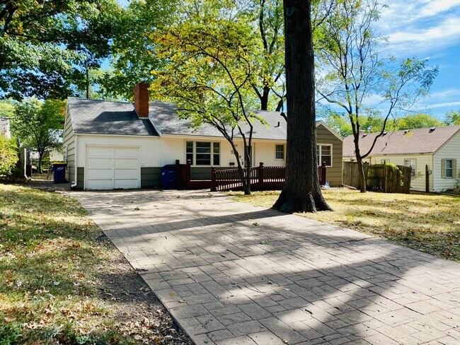 Foto del edificio - {5639} Spacious Ranch + Two Separate Living Quarters + Fenced Yard!