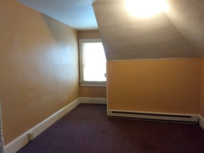 Building Photo - 3 Bedroom Duplex near Campus - Apply Today !!