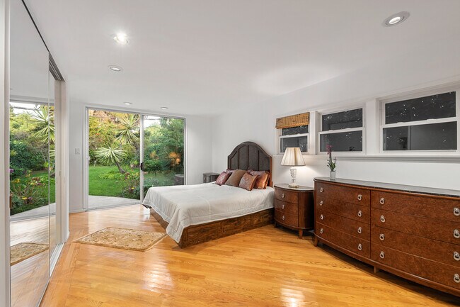 Building Photo - 134 N Bowling Green Way
