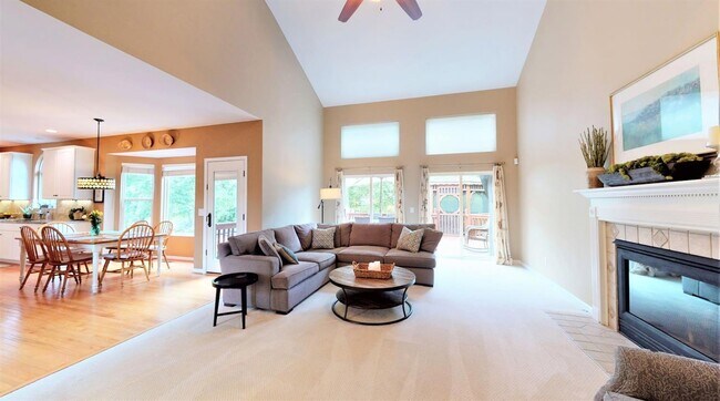 Foto del edificio - 6175 Cloverwood Dr