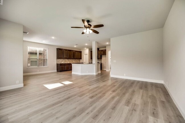 Foto del edificio - Checkout This 4 bed 2.5 bath 2827 sqft - Paloma Creek Beauty!!!